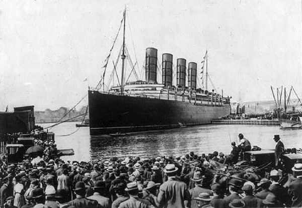 Lusitania-at-New-York-w