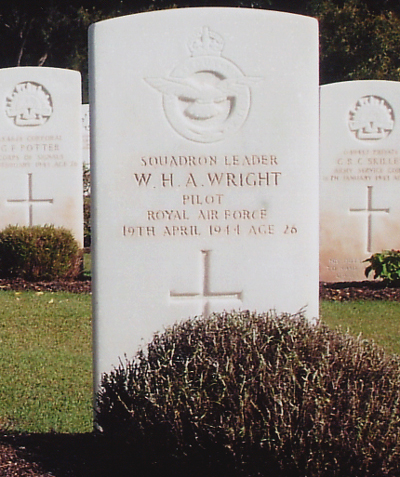 Sqn-Ldr-Wrights-grave-w